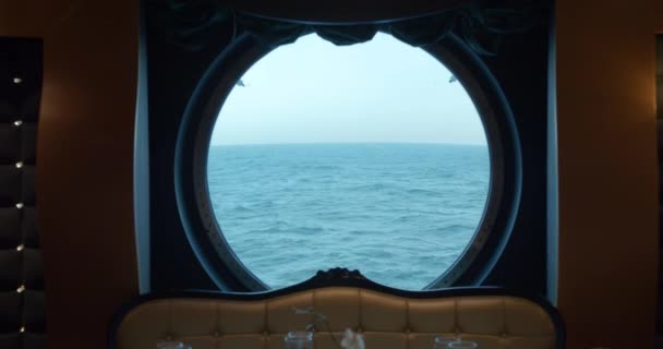 游轮上的一个巨大的圆形窗户 令人难以置信的海洋景观. — 图库视频影像