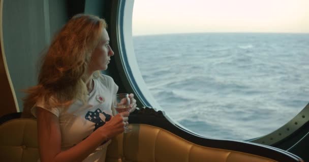 Γυναίκα κάθεται σε εστιατόριο σε κρουαζιερόπλοιο. Κρουαζιέρα στον ωκεανό. — Αρχείο Βίντεο