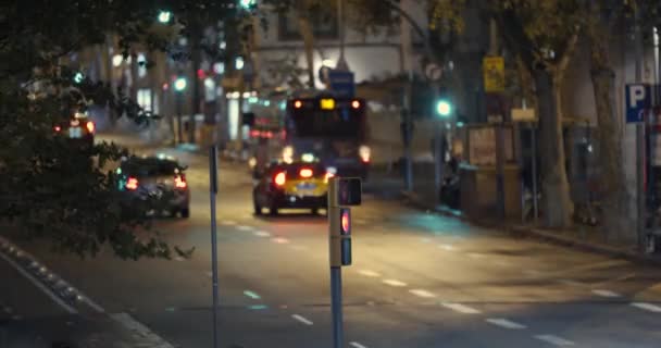 Pemandangan dari persimpangan yang sibuk di lampu lalu lintas di perapian distrik Kota Barcelona . — Stok Video