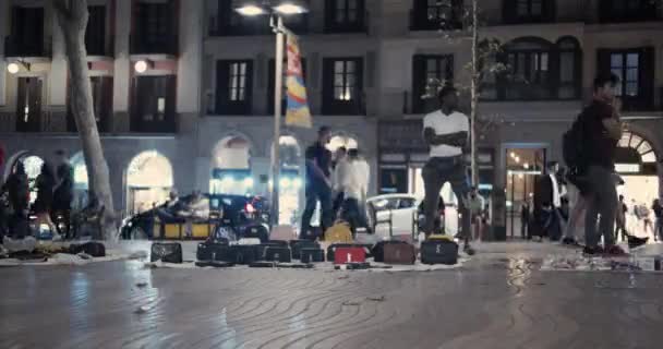 Barcelona, Spanje - 20 oktober 2019: Zwarte migranten, straatverkopers in de straten van Barcelona 's nachts. Het probleem van de illegale immigratie in Europa.Tijdsverloop. — Stockvideo