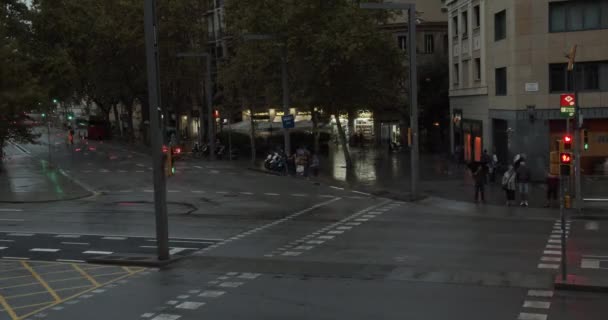 Barcelona, Spanien - 20 oktober 2019: Ett trafikljus för människor. Folk korsar gatan. Tidsfrist. — Stockvideo