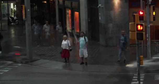 西班牙巴塞罗那- 2019年10月20日：人们的红绿灯。 穿过街道的人 1.时间流逝. — 图库视频影像