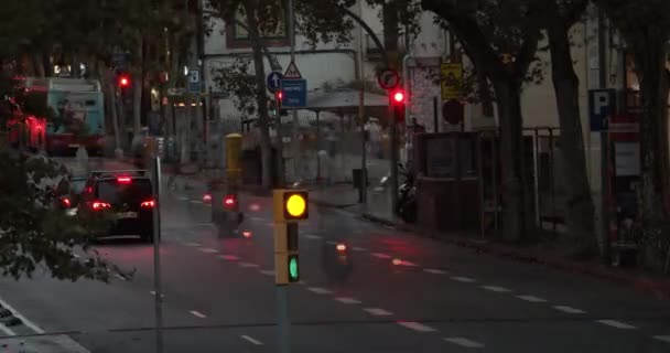 Barcelona, España - 20 de octubre de 2019: Timelapse vista de una concurrida encrucijada en un semáforo en el corazón del distrito de la Ciudad de Barcelona . — Vídeos de Stock