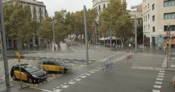 Timelapse. Vista de personas y tráfico en el cruce peatonal de la ciudad de Barcelona . — Vídeos de Stock