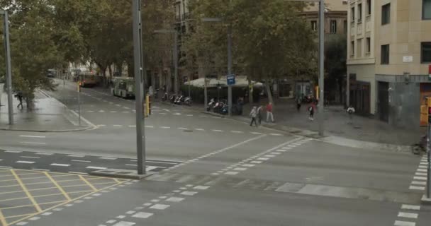 Timelapse. Vista de personas y tráfico en el cruce peatonal de la ciudad de Barcelona . — Vídeos de Stock