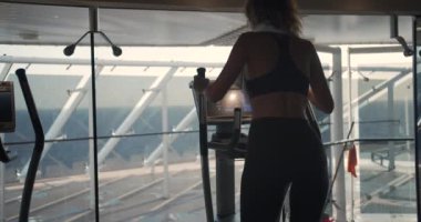 Orbitrek spor salonunda spor kız. Zor kardiyo egzersiz.