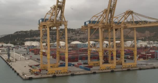 Hava görüntüsü. Limanda vinçler ve çok renkli kargo konteynırlarıyla liman ve yükleme.. — Stok video