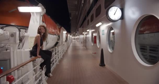 Барселона, Испания - 20 октября 2019 года: Красивая кудрявая девушка в вечернем платье расслабляется на палубе круизного лайнера . — стоковое видео