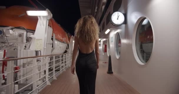 Barcelone, Espagne - 20 octobre 2019 : Promenade en soirée d'une belle fille en robe de soirée sur le pont d'un bateau de croisière . — Video