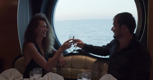 一对年轻漂亮的夫妇在游轮上享受浪漫晚餐. — 图库视频影像
