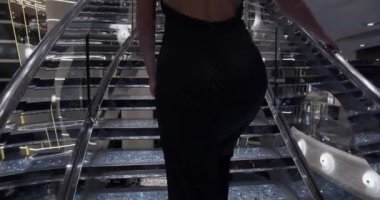 Barselona, İspanya - 20 Ekim 2019: Güzel kız değerli taşlarla parıldayan şık merdivenlerden yükselir.