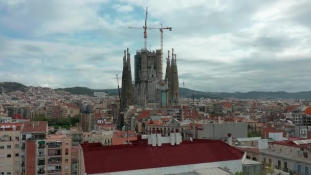 Sagrada Familia cathedral and Barcelona city aerial view in Spain. — Stock Video