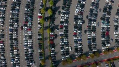 Süpermarketin otoparkının bir sürü arabalı üst görüntüsü..