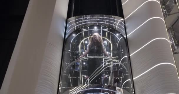 Barselona, İspanya - 20 Ekim 2019 Asansör hareket halinde. Lüks asansörde duran seksi bir kadının portresi.. — Stok video