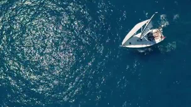 Widok z lotu ptaka. Jachty żaglowe z białymi żaglami na otwartym morzu. — Wideo stockowe