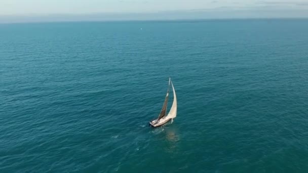 Luchtfoto 's. Zeiljacht met witte zeilen in de open zee. — Stockvideo