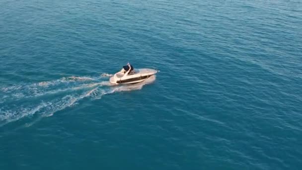 Αεροφωτογραφία. Πολυτελές μηχανοκίνητο σκάφος στη θάλασσα. — Αρχείο Βίντεο