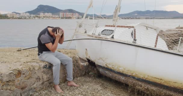 Mężczyzna w średnim wieku zdenerwowany w pobliżu zepsutego jachtu. Sprawa ubezpieczenia. — Wideo stockowe
