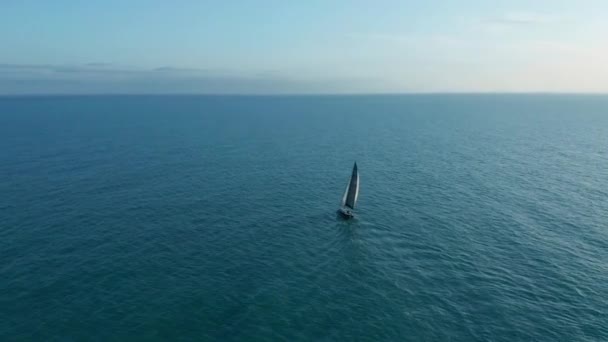 Vista aerea. Yacht a vela sul mare aperto. Barca a vela. Filmati di yachting. Yacht dall'alto. Vista barca a vela da drone . — Video Stock