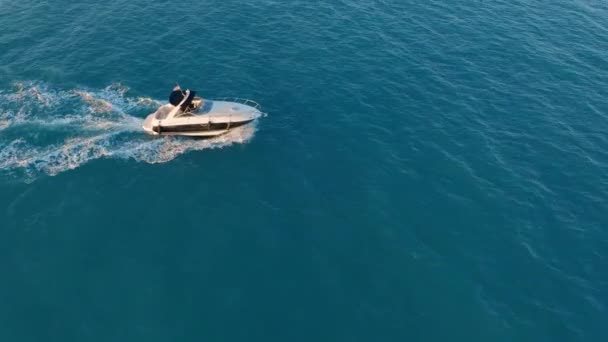 Vista aerea. Imbarcazione a motore a vela in mare blu. Yacht di lusso che corre in acque profonde. Vacanze di viaggio su yacht bianco . — Video Stock