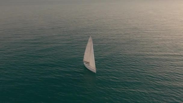 Vista aerea. Yacht a vela sul mare aperto. Barca a vela. Filmati di yachting. Yacht dall'alto. Vista barca a vela da drone . — Video Stock