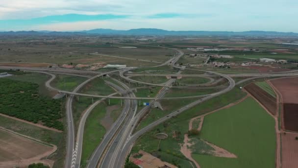 Aereo drone accento grande strada di intersezione autostrada da alta quota, Moderno traffico urbano auto spostare . — Video Stock