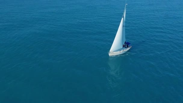 Vue aérienne. Bateau naviguant sur la mer ouverte. Voilier. Yacht d'en haut. Yachting à la journée venteuse . — Video