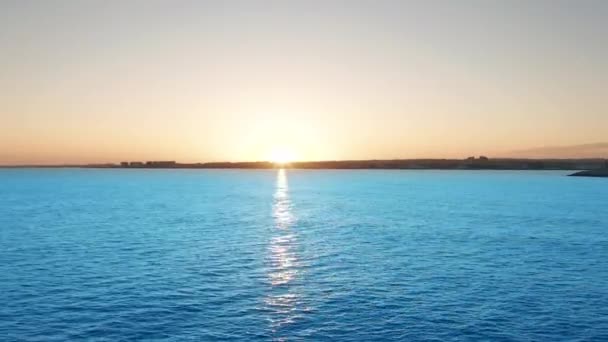 Vista aérea. O iate navega no mar ao pôr-do-sol. Drone voa ao redor do iate com velas . — Vídeo de Stock