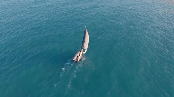 Luchtfoto 's. Jachtzeilen op open zee. Zeilboot. Yachting video beelden. Jacht van boven. Zeilboot uitzicht vanaf drone. — Stockvideo