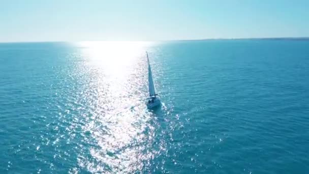 Vista aérea. Yate tradicional navegando a través del mar . — Vídeo de stock