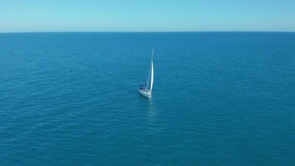 Vista aérea. Iate tradicional que navega através do mar . — Vídeo de Stock