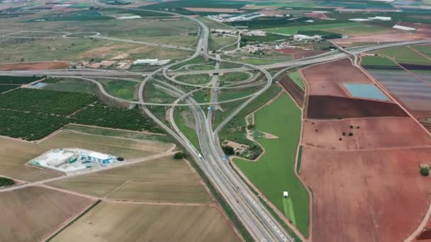 Vista aérea. Estrada de trânsito e viaduto com carros e caminhões, intercâmbio, junção rodoviária de dois níveis na cidade grande . — Vídeo de Stock