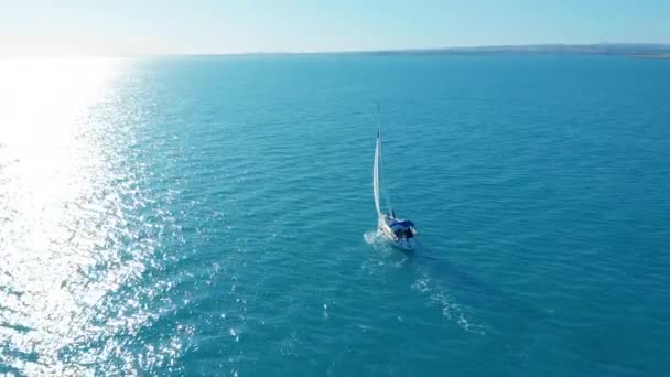 Légi felvétel. Hagyományos jacht vitorlázás a tengeren. — Stock videók
