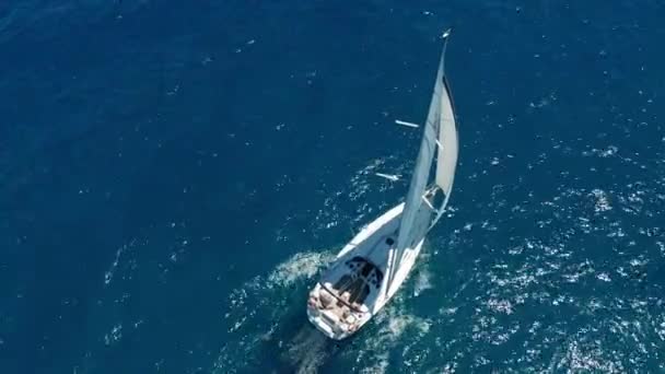 Flygfoto. Segling båtar med vita segel i det öppna havet. — Stockvideo