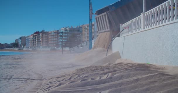 Camión descarga arena en la playa . — Vídeos de Stock