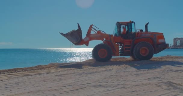 모래 해변에서 작업하는 건축용 로더, 해변의 확장 과 개선. — 비디오
