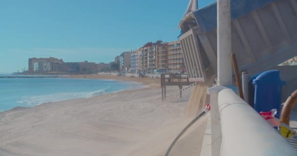 LKW lädt Sand am Strand ab. — Stockvideo
