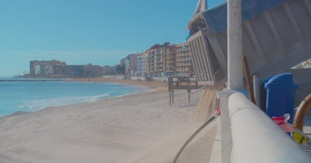 Lastbilen lastar av sand på stranden. — Stockvideo