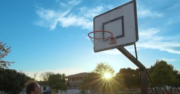 Sokak basketbolu. Oyuncu basketi potaya atıyor.. — Stok video