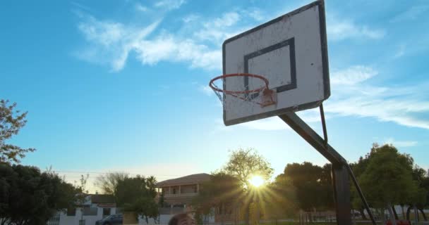 ストリートバスケットボール。選手はバスケットにボールを得点. — ストック動画