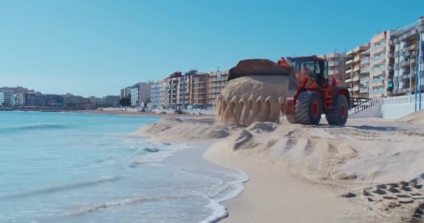 Torrevieja, spanien - 3. Dezember 2019: Bauarbeiten am Sandstrand, Ausbau und Verbesserung des Strandes. — Stockvideo