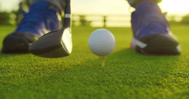 Голфер вдарив м'яч для гольфу в лунку в красивому полі для гольфу на яскравому заході сонця. крупним планом . — стокове відео
