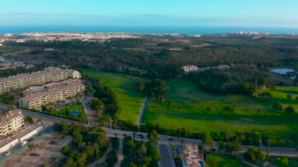 Flygfoto. Tomma golfbanor. Hisnande solnedgång skiner på golfbanan. — Stockvideo