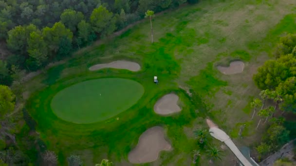Luchtfoto 's. Prachtig uitzicht op de golfbaan naar beneden kijkend. — Stockvideo