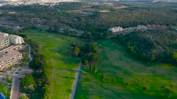 Vue aérienne. Belle vue sur le terrain de golf vers le bas . — Video