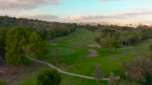 Vista aérea. Bela vista do campo de golfe olhando para baixo . — Vídeo de Stock