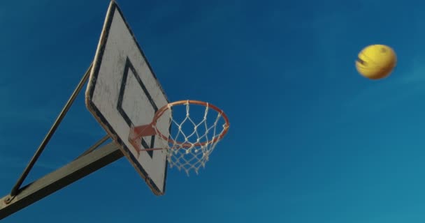 Piłka do koszykówki trafia w obręcz. Zbliżenie. — Wideo stockowe