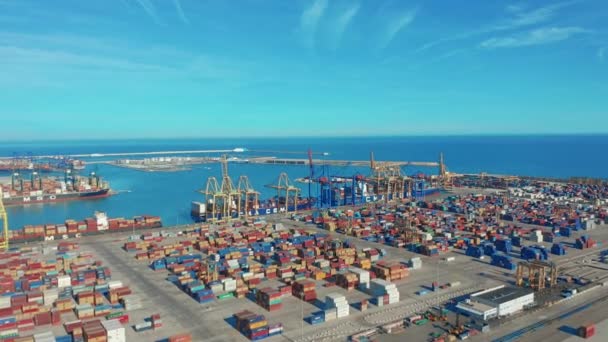 Крупнейший порт Испании Валенсия контейнеры и товары на набережной с кранами . — стоковое видео