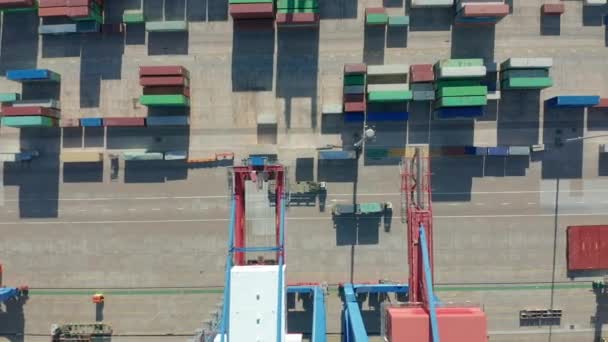 Vista aérea de cima para baixo do porto de contêiner e docas de transporte . — Vídeo de Stock