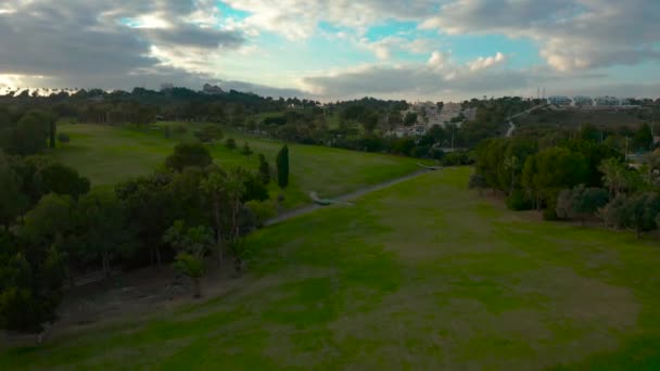 Vue aérienne. Belle vue sur le terrain de golf vers le bas . — Video